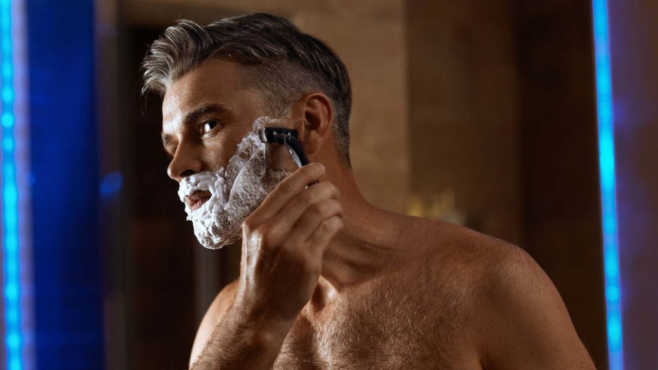 સારી ધાર અને સ્વચ્છ રેઝરનો ઉપયોગ કરો: બુઠ્ઠી અથવા કાટવાળું રેઝર વાપરવાથી ત્વચા કપાઈ શકે છે અને ચેપનું જોખમ વધી શકે છે. હંમેશા ધાર સારી હોય અને સ્વચ્છ રેઝરનો ઉપયોગ કરો અને દર 5-7 વાર શેવ કર્યા પછી બ્લેડ બદલવાનું ભૂલશો નહીં. સ્વચ્છ બ્લેડ શેવિંગને ઝડપી, વધુ સારી અને સુરક્ષિત બનાવે છે.
