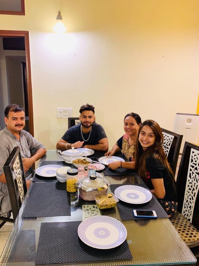 રિષભ પંતના પરિવાર વિશે જાણો રિષભ પંતના પરિવાર વિશે જાણો