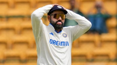 રોહિત શર્માએ ટેસ્ટ ક્રિકેટમાંથી નિવૃત્તિ લીધી છે. આ 38 વર્ષીય અનુભવી ખેલાડીએ અચાનક સૌથી મોટા ફોર્મેટને અલવિદા કહી દીધું. રોહિતે ભારત માટે 67 ટેસ્ટ મેચ રમી, જેમાં તેણે 4301 રન બનાવ્યા અને તેની સરેરાશ 40.57 રહી હતી. રોહિતે 12 સદી ફટકારી હતી, જેમાં એક બેવડી સદી પણ સામેલ છે. આટલા સારા આંકડા હોવા છતાં, રોહિત શર્માએ ટેસ્ટ ક્રિકેટમાંથી નિવૃત્તિ કેમ લીધી તે એક મોટો પ્રશ્ન છે. ચાલો તમને જણાવીએ કે રોહિતે ટેસ્ટ ફોર્મેટને અલવિદા કયા કારણોસર કહ્યું?