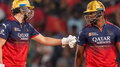 IPL 2025 ની પહેલી 7 મેચમાં તેને બહાર રાખ્યો. ત્યારબાદ તેને આગામી 3 મેચમાં બેટિંગ કરવાની તક મળી નહીં. આવી સ્થિતિમાં, જ્યારે તેને તક મળી, ત્યારે તેણે ફક્ત 2 ઓવરમાં જ મેચનું પાસું ફેરવી નાખ્યું. રોયલ ચેલેન્જર્સ બેંગલુરુ અને ચેન્નાઈ સુપર કિંગ્સ વચ્ચેની મેચમાં પણ કંઈક આવું જ બન્યું. એમ ચિન્નાસ્વામી સ્ટેડિયમ ખાતે રમાયેલી મેચમાં, વિરાટ કોહલી અને જેકબ બેથેલ જેવા બેટ્સમેનોએ અડધી સદી ફટકારી હતી, પરંતુ વાસ્તવિક શો રોમારિયો શેફર્ડ દ્વારા ચોરી લેવામાં આવ્યો હતો, જેમણે બેંગલુરુના ઈતિહાસની અને આ સિઝનની ફક્ત 14 બોલમાં સૌથી ઝડપી ફિફ્ટી ફટકારી હતી.