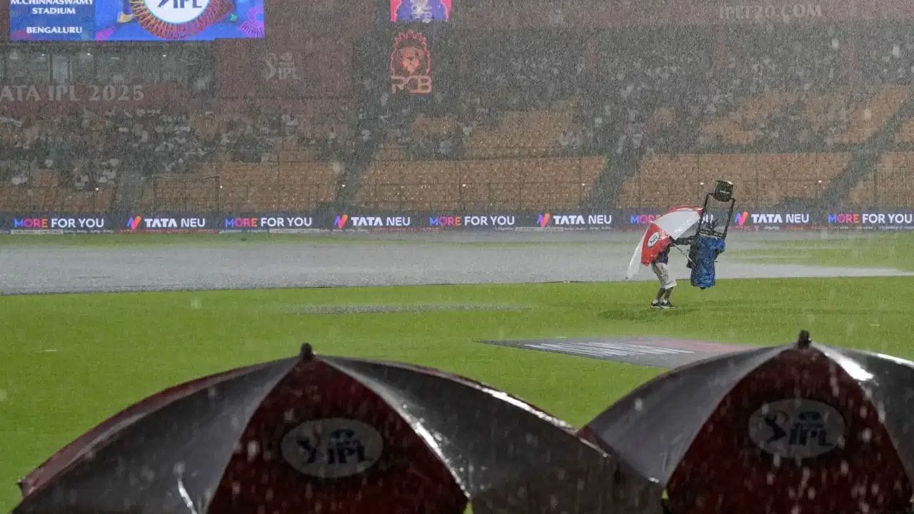 RCBની છેલ્લી મેચ વરસાદને કારણે રદ્દ થઈ હતી. કોલકાતા નાઈટ રાઈડર્સ સામેની મેચ 17 મેના રોજ બેંગલુરુમાં યોજાવાની હતી અને બોલિંગની વાત તો છોડી દો, તે મેચમાં ટોસ પણ થઈ શક્યો નહીં. હવે 23 મેના રોજ પણ બેંગલુરુમાં વરસાદની શક્યતા છે. આ જ કારણ છે કે આ મેચને ખસેડવામાં આવી છે. 