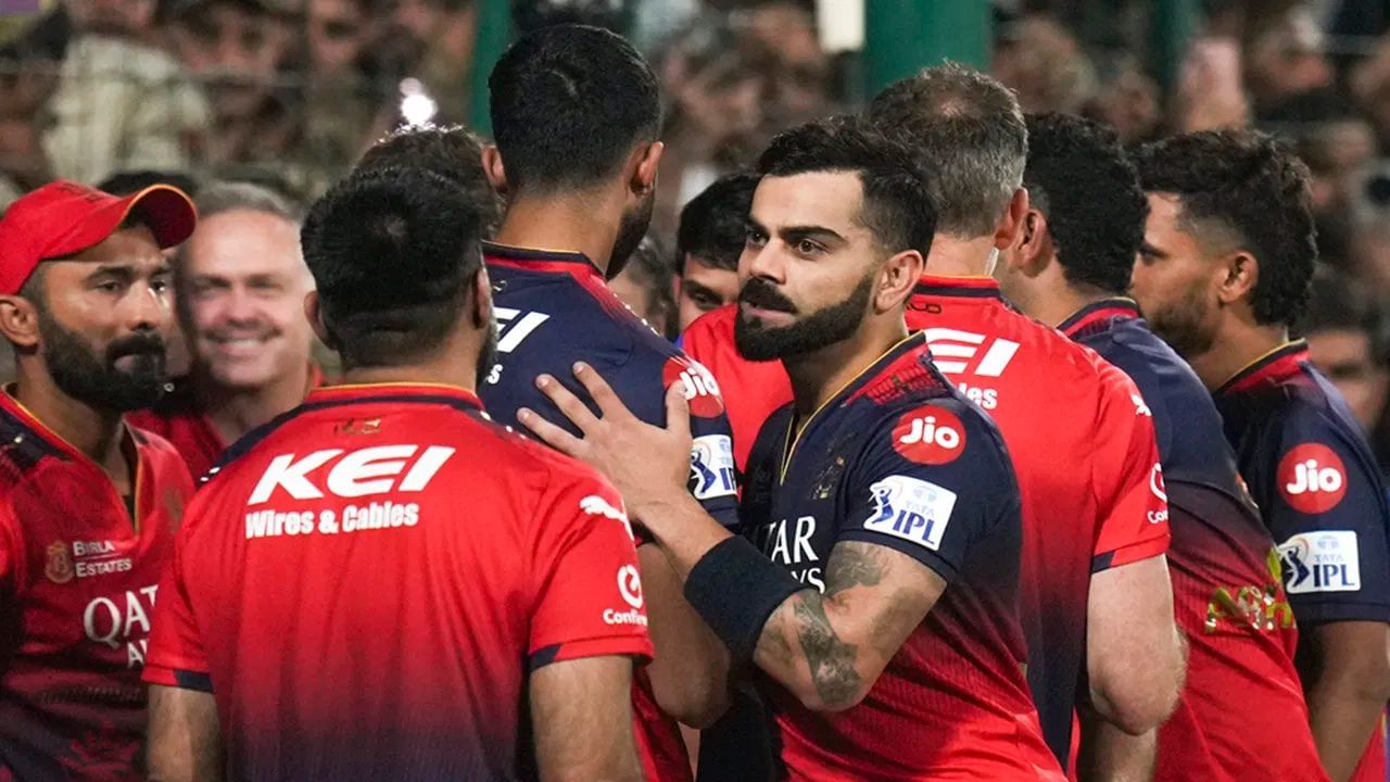 હવે આ વખતે RCB પાસે ટ્રોફી જીતવાનું સ્વપ્ન પૂરું કરવાની સુવર્ણ તક છે. આ વખતે એવો સંયોગ બન્યો છે કે લાગે છે કે RCB ચેમ્પિયન બનશે. છેલ્લા 14 વર્ષના આંકડા પણ RCBની તરફેણમાં હોય તેવું લાગે છે.