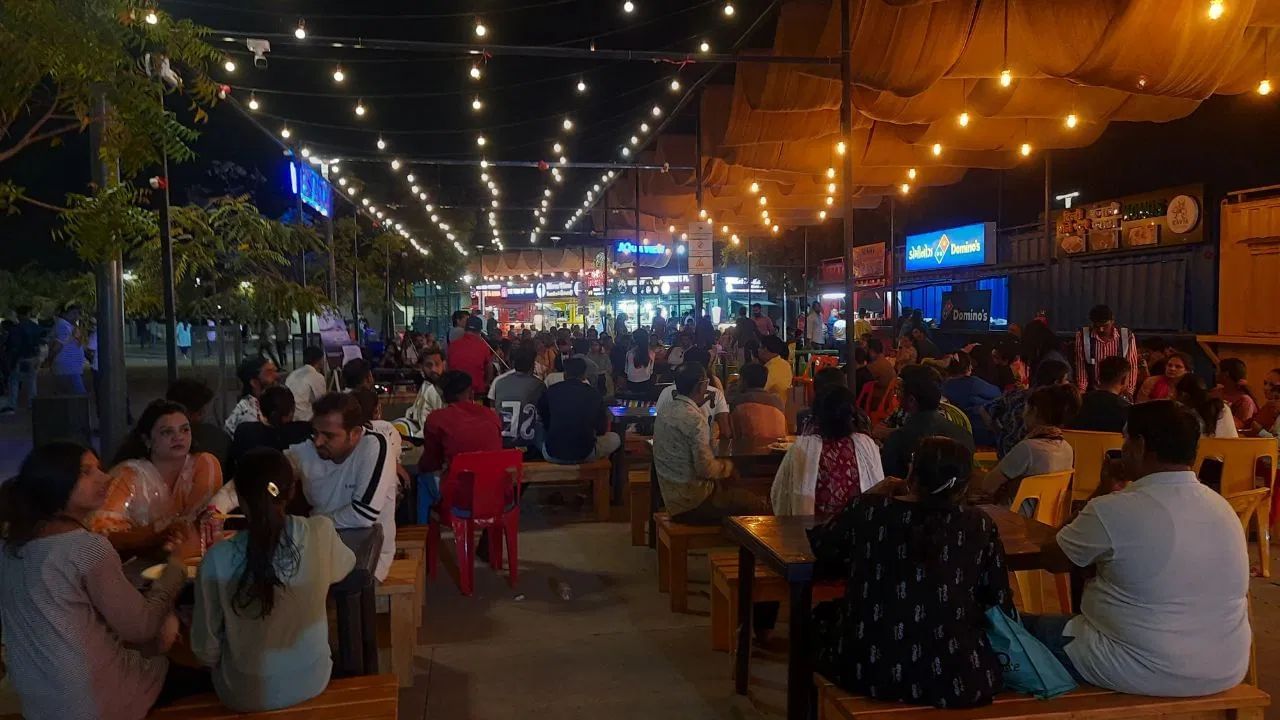 ગ્રાહકનું ધ્યાન ખેંચવા માટે WhatsApp અને Instagram પર મેનૂ શેર કરો. ગ્રાહકોને ‘Buy 1 Get 1’ જેવી સ્કીમો આપો. તમે મેનૂમાં નવા ફ્લેવર્સ, દહીં પુરી, ખમણ, ભેળ જેવી વાનગીઓ ધીરે ધીરે ઉમેરતા રહો.
