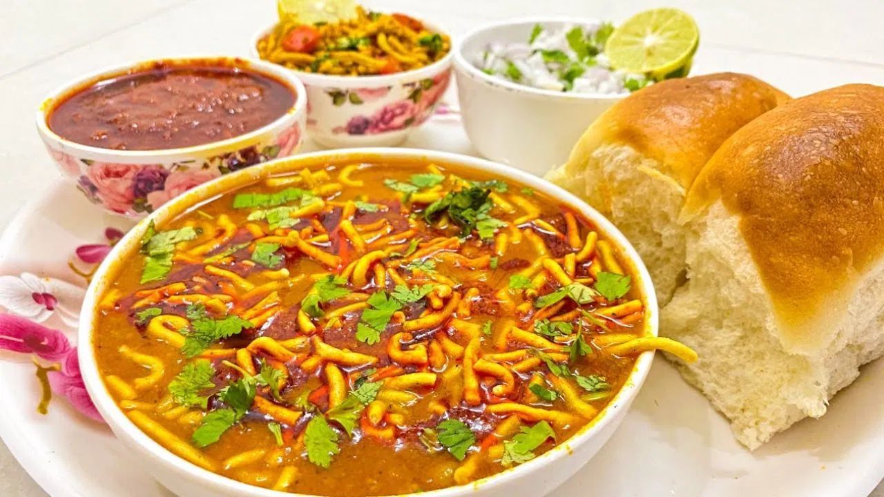 તમે આ સ્ટ્રીટ ફૂડ બિઝનેસ માત્ર ₹35,000–₹45,000 જેટલા રોકાણમાં શરૂ કરી શકો છો. તમે સ્કૂલ, કોલેજ, બજાર કે રેસિડેન્શિયલ વિસ્તારોમાં સ્ટૉલ મૂકી શકો છો. જો તમે રોજની 150થી વધુ પ્લેટ્સ વેચી શકો છો, તો તમને ₹1,500થી ₹3,000 સુધીનો ચોખ્ખો નફી થઈ શકે છે.