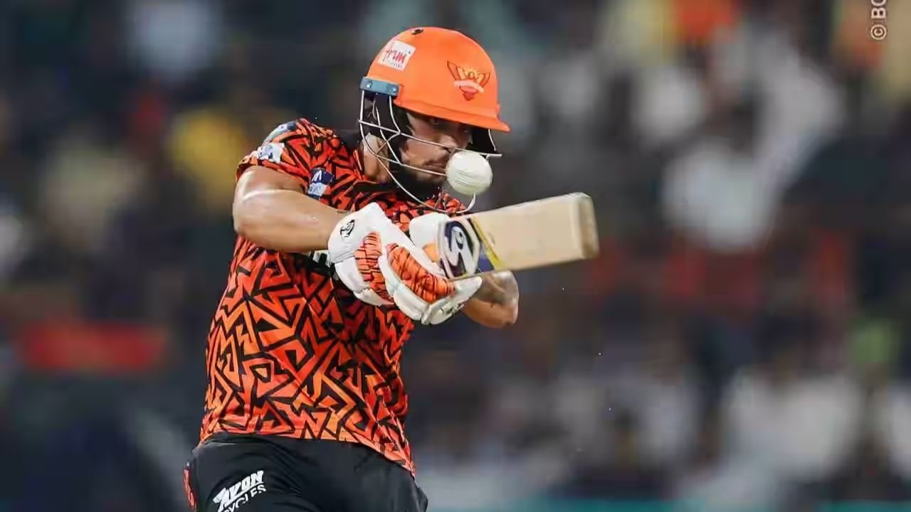 ઈશાન કિશન સતત નિષ્ફળ જઈ રહ્યો હતો, તે બોલને યોગ્ય રીતે રમી પણ શકતો ન હતો, પરંતુ શુક્રવારે આ ખેલાડીએ RCB સામે કંઈક અલગ જ કર્યું. શરૂઆતમાં કિશન ઘણો સકારાત્મક ઇરાદો બતાવતો હતો અને નસીબે પણ તેને મદદ કરી. તમને જણાવી દઈએ કે ઈશાન કિશને જે બોલથી ખાતું ખોલાવ્યું હતું તે બોલ તેના બેટ સાથે અથડાયો અને પછી વિકેટકીપર જીતેશ શર્માના હાથમાંથી છટકી ગયો. 