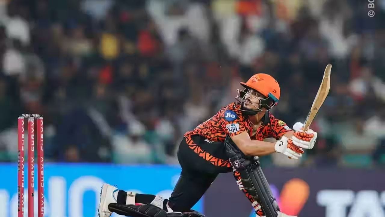 કેચ પકડવાની તક હતી પણ કિશનને જીવનદાન મળ્યું. આ પછી કિશનને ક્રીઝ પર સેટ થવા માટે સમય લાગ્યો. તેણે 10મી ઓવરથી હાથ ખોલવાનું શરૂ કર્યું અને કૃણાલ પંડ્યાની ઓવરમાં સિક્સર ફટકારી. કિશને 14મી ઓવરમાં સિંગલ્સ અને ડબલ્સ લઈને પોતાની અડધી સદી પૂર્ણ કરી.