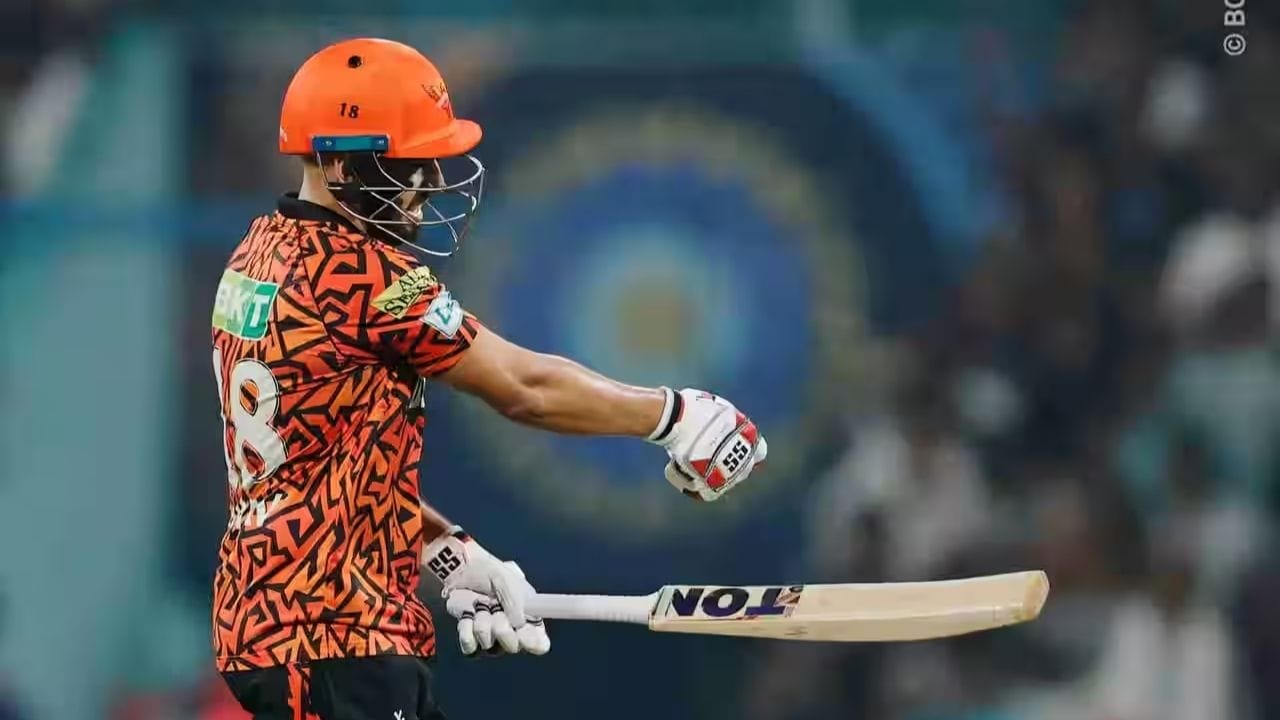 અડધી સદી ફટકાર્યા બાદ, ઇશાન કિશને બેંગલુરુ પર હુમલો કર્યો. આ ખેલાડીએ 28 બોલમાં અડધી સદી ફટકારી અને પછીના 22 બોલમાં 94 રન પૂરા કર્યા. આ ખેલાડી સદી ફટકારી શક્યો હોત પરંતુ પેટ કમિન્સે 6 બોલ રમ્યા જેના કારણે તેને સદી ફટકારવાની તક મળી નહીં.(All Image - BCCI)