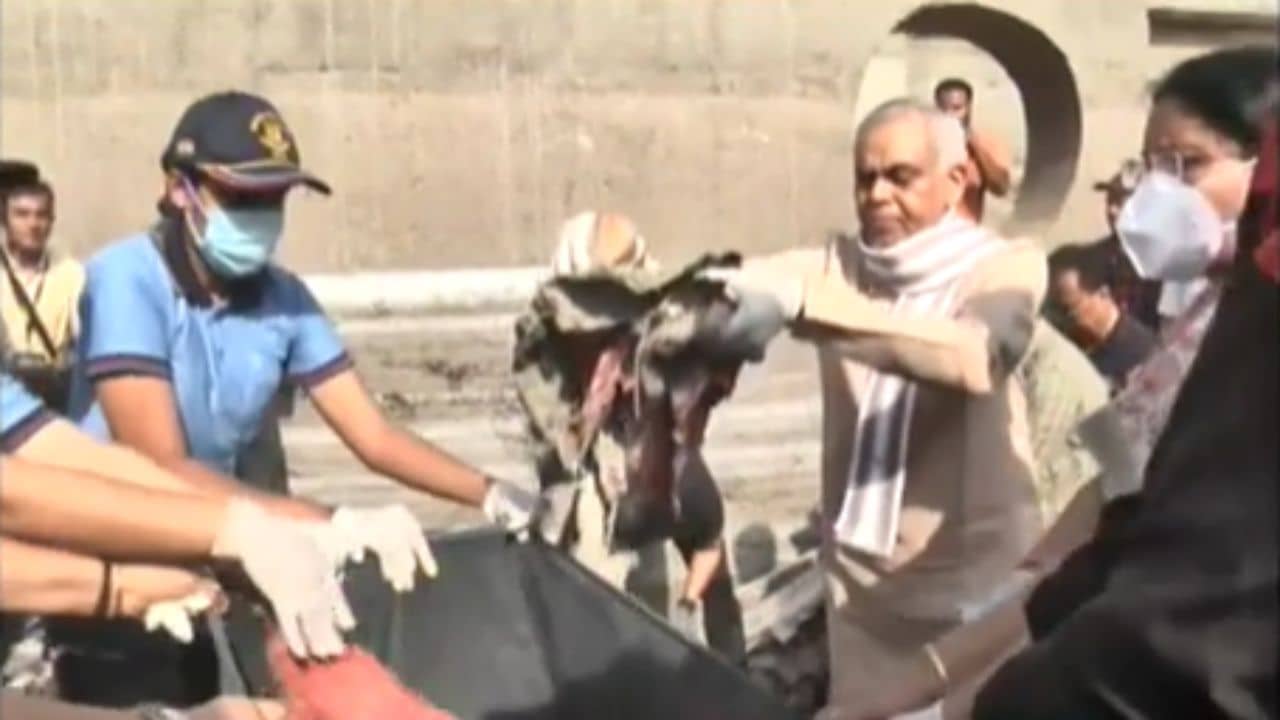 સાબરમતી સફાઈ અભિયાનમાં રાજ્યપાલે પણ આપ્યું યોગદાન – જુઓ Video