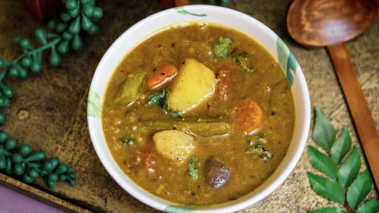 સંભાર બનાવવા માટે તુવેરદાળ, તેલ, રાઈ, હીંગ, મીઠો લીમડો, લીલુ મરચું, ડુંગળી, ટામેટા, કોળુ, દૂધી, લાલ મરચું, લીલું નારિયેળ, આંબલી, લીંબુ સહિતની વસ્તુની જરુર પડશે. 