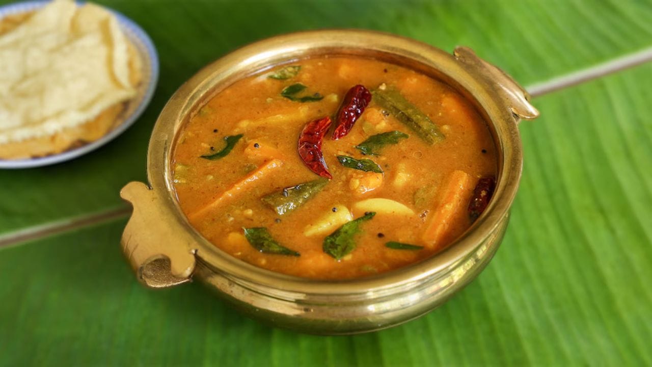 સંભાર બનાવવા માટે સૌથી પહેલા એક વાટકી તુવેર દાળને અડધો કલાક પહેલા પલાળી દો. ત્યારબાદ કૂકરમાં થોડું પાણી ઉમેરી દાળ,કોળુ, સરગવાની સીંગ અને દૂધીને બાફી લો. 