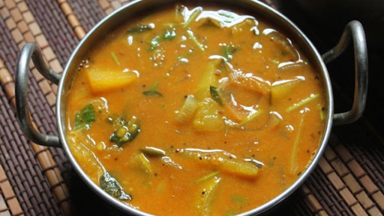 હવે કઢાઈમાં તેલ લઈ તેમાં રાઈ, હિંગ, મીઠા લીમડાના પાન, સમારેલું લીલું મરચું ઉમેરી તેમાં ડુંગળીને કાપી સાંતળી લો. ત્યારબાદ તેમાં ટમેટા ઉમેરો અને સાંતળી લો. ત્યારબાદ તેમાં સ્વાદ અનુસાર મીઠું ઉમેરી લો. 