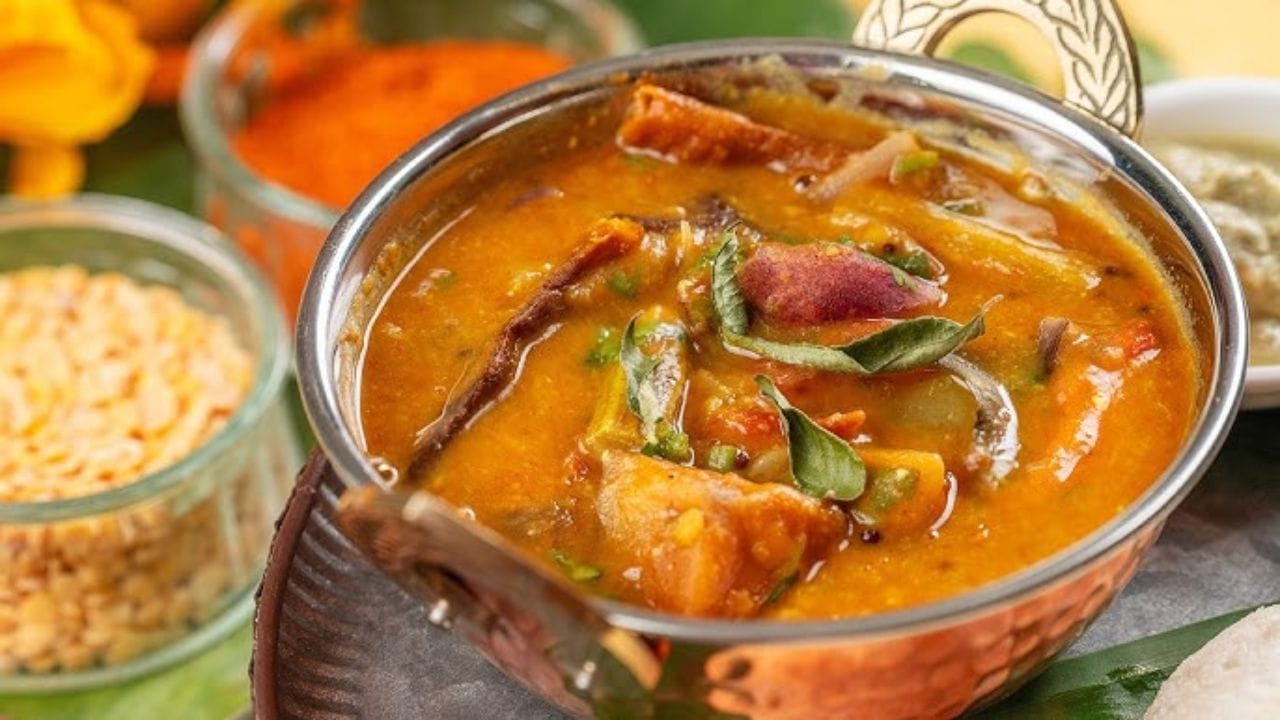 આ ગ્રેવીમાંથી તેલ છુટુ પડે એટલે શ્રીફળના ટુકડા, બે ચમચી સંભાર મસાલો, થોડું લાલ મરચુ ઉમેરી તેને પીસેલી પેસ્ટને ઉમેરી સાંતળી લો. હવે તેમાં બાફેલી દાળ ઉમેરી મિક્સ કરી લો. 