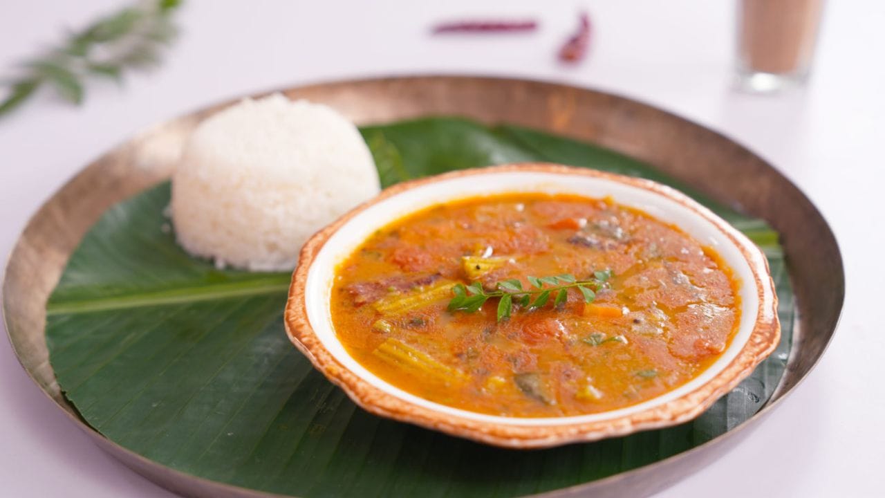 હવે તેમાં પાણી ઉમેરી બરાબર મિક્સ કરી ઉકળવા દો. ત્યારબાદ તેમાં આંબલીનું પાણી, સ્વાદ અનુસાર મીઠું, લીલા મરચાની પેસ્ટ ઉમેરી બરાબર મિક્સ કરો. ત્યારબાદ તેને કોથમીર ઉમેરી સર્વ કરો. 