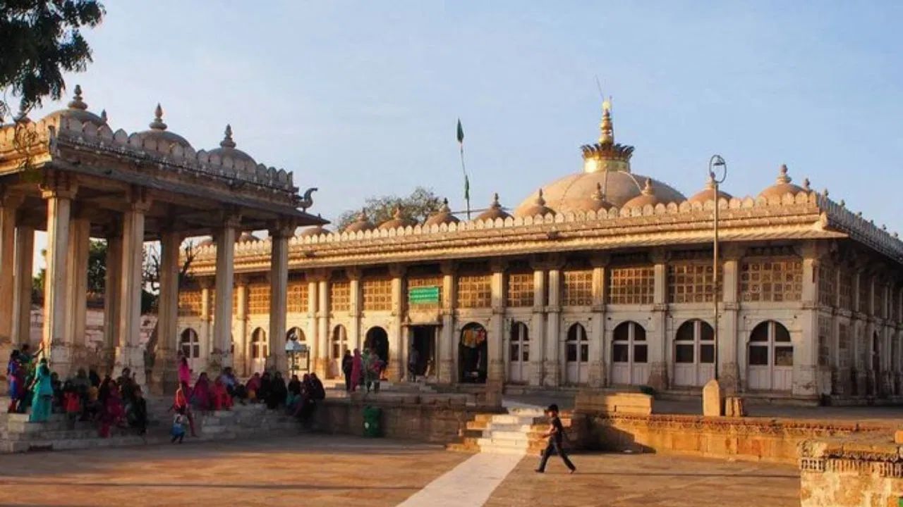 સરખેજ રોઝા: આ ઐતિહાસિક સ્મારક તેની સુંદર મસ્જિદો અને સમાધિઓ માટે જાણીતું છે પણ રાત્રે કે સાંજે જે પણ લોકો અહીં આવે છે તે લોકોને અચાનક ઠંડી લાગવા લાગે છે, ચહેરા પર જાણે કોઈ હવા ફેંકતું હોય તેવો અનુભવ થાય છે. આ સિવાય તેમની આસપાસ કોઈ અજાણ વ્યક્તિ હાજર હોય તેવું મહેસૂસ થાય છે.