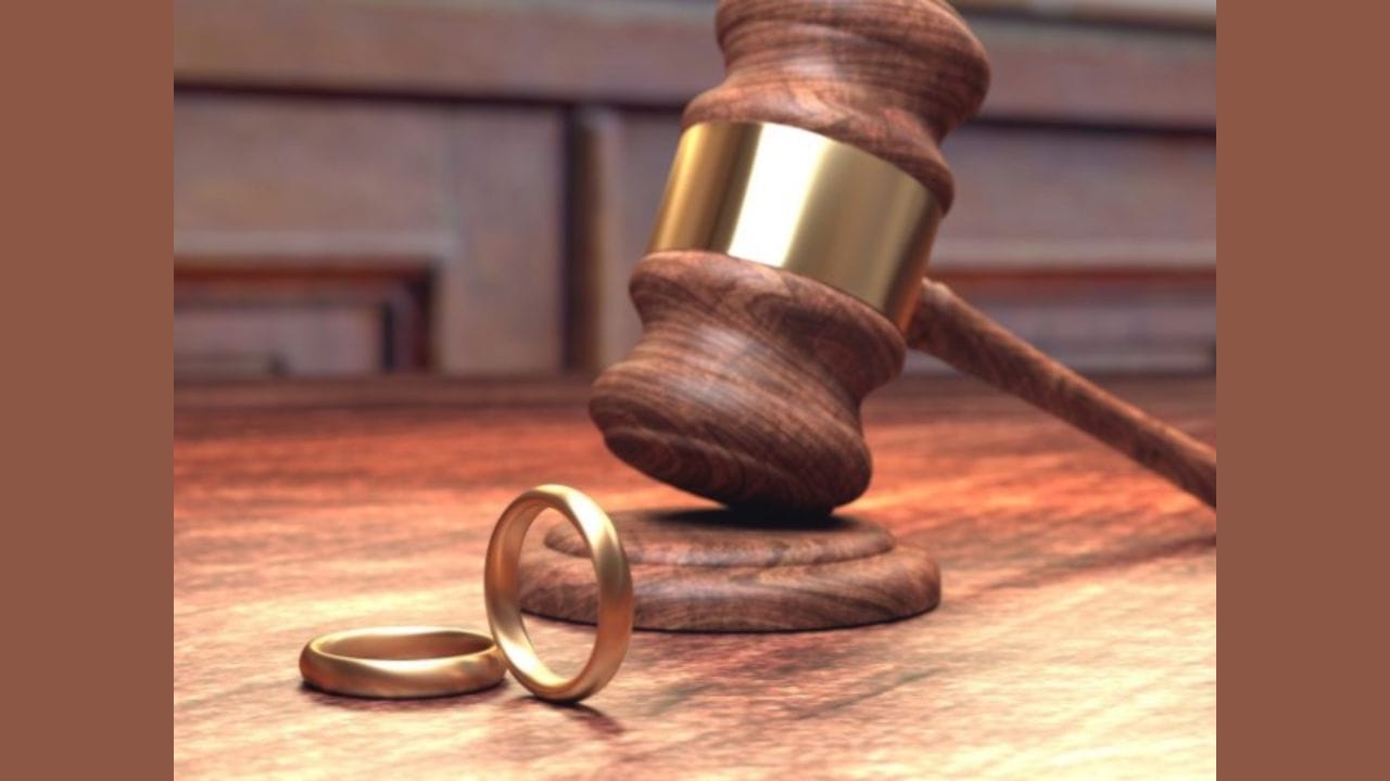 હિન્દુ લગ્ન અધિનિયમ 1955 શું કહે છે: હિન્દુ લગ્ન અધિનિયમ જણાવે છે કે લગ્ન સમયે બંને પક્ષો અપરિણીત અથવા છૂટાછેડા લીધેલા હોવા જોઈએ. આનો સ્પષ્ટ અર્થ એ થયો કે જ્યાં સુધી તેજ પ્રતાપના છૂટાછેડા કોર્ટ દ્વારા અંતિમ સ્વરૂપ ન મળે ત્યાં સુધી તે બીજા કોઈ સાથે લગ્ન કરી શકશે નહીં. (Disclaimer: જો તમારી પાસે કોઈ ચોક્કસ કેસ હોય તો કાનૂની નિષ્ણાત (વકીલ) ની સલાહ લેવી સલાહભર્યું છે. અહીં આપેલી માહિતી ફક્ત કોર્ટના નિર્ણયો અને કલમોને આધારે આપવામાં આવી છે. તમારે કોઈ કેસ માટે જાણવું હોય તો યોગ્ય વકીલની સલાહ લઈ શકો છો.)(All Image Symbolic)
