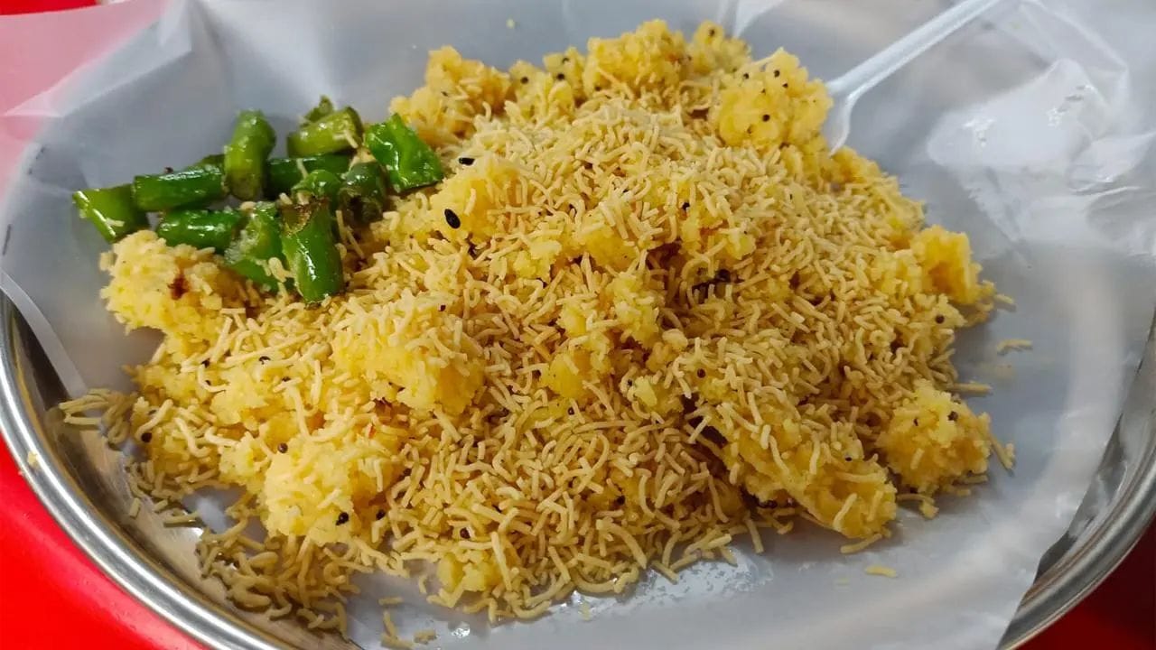 ગુજરાતમાં ફેમસ સેવ ખમણી મોટાભાગના લોકોને પસંદ આવે છે. સેવ ખમણી નાનાથી લઈને મોટા તમામ લોકો ખૂબ જ ચાવથી ખાય છે. જેને ઘરે બનાવવી ખૂબ જ સરળ છે.