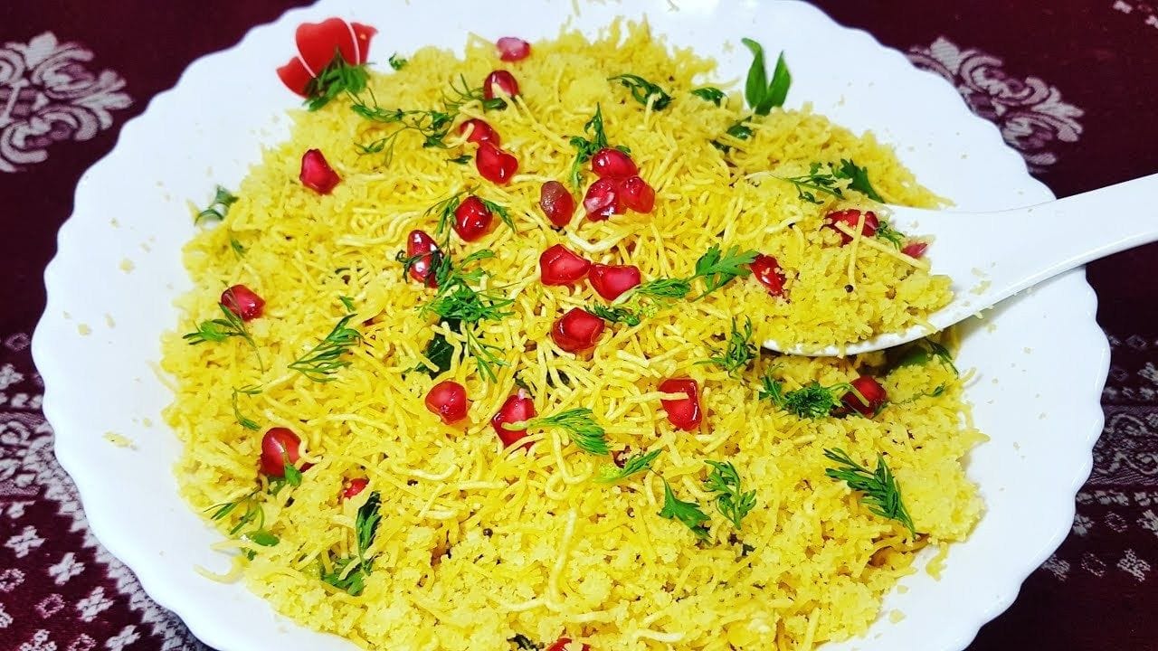 સેવ ખમણી બનાવવા માટે પલાળેલી ચણાની દાળ, મીઠું, હળદર,હિંગ, ઈનો, તેલ, પાણી, સાકર, આદુ, રાઈ, મીઠો લીમડો, લીંબુનો રસ, દાડમના દાણા, ઝીણી સેવ, કાજુ સહિતની વસ્તુઓની જરુર પડશે. 