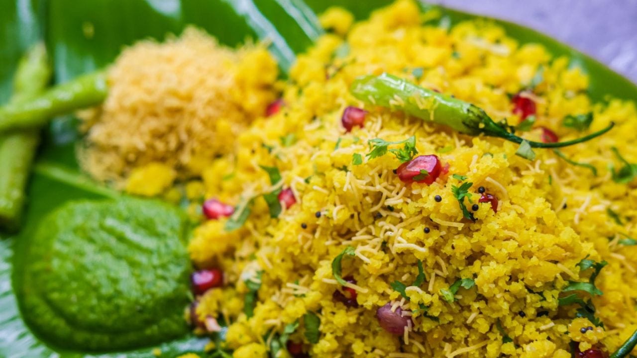 હવે તેમાં ખાંડ અને થોડું-થોડું પાણી ઉમેરી બરાબર મિક્સ કરી લો. જેથી સેવ ખમણી ડ્રાય ન થઈ જાય. હવે ખમણના ભૂકામાં ઉમેરીને તેના પર લીંબુનો રસ અને કોથમીર ગાર્નિશ કરી લો. 