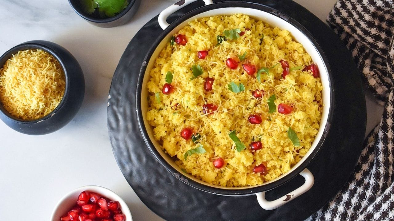 હવે ખમણના ભૂકા પર સેવ, દાડમ, કાજુ નાખો અને ચટણી સાથે સર્વ કરી શકો છો. 