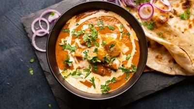 શાહી પનીર ઘરે બનાવવા માટે પીનર, ટામેટા, લીલા મરચાં, આદું, ઘી અથવા તેલ, જીરું, ધાણા પાઉડર, લાલ મરચું, મલાઈ ક્રીમ, ગરમ મસાલો, લીલા ધાણા, મીઠું સહિતની સામગ્રીની જરુર પડશે. 