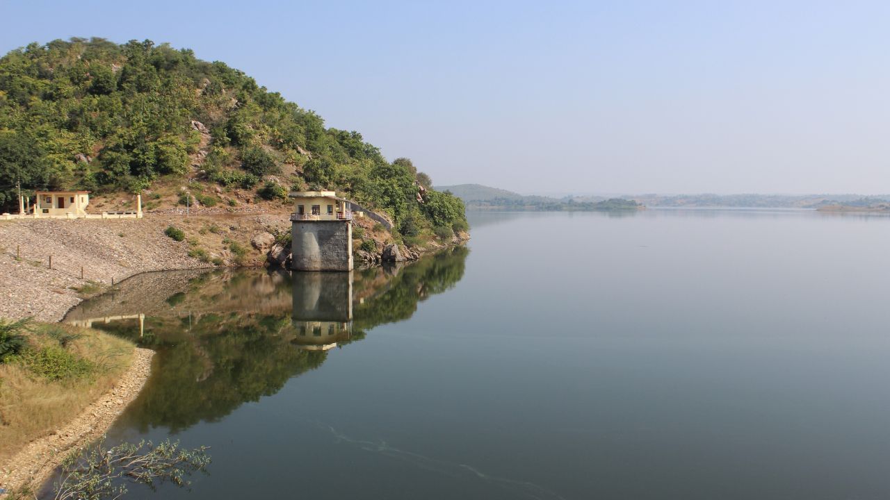 ગુજરાતનુ ગૌરવ સમુ આ તીર્થધામ એટલે શામળાજીના આ સ્થળે પ્રાચિનકાળની હરી ચંદ્રપરી નગરી શોભતી હતી. મેશ્વો નદી પર શામળાજી પાસે બંધ બાંધવામાં આવેલો છે. શામળાજી મંદિર મેશ્વો નદીના કિનારે, જંગલોથી ઘેરાયેલી ખીણમાં આવેલું છે. મંદિરની ટોચ પર સફેદ રેશમી ધ્વજ લહેરાતો હોવાથી તેને ધોળી ધજાવાલા તરીકે પણ ઓળખવામાં આવે છે . (Credits: - Wikipedia)