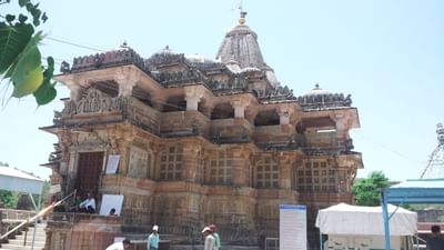 શામળાજી નામ "શામળ" શબ્દ પરથી આવ્યું છે, જે શ્યામ (અર્થાત્ કાળાં રંગ) નો સંક્ષિપ્ત સ્વરૂપ છે. શ્રી કૃષ્ણ કે વિષ્ણુનું શ્યામવર્ણી રૂપ એટલે શામળ. અહીં સ્થાપિત મૂર્તિ શ્યામવર્ણની હોવાથી તેને "શામળાજી" તરીકે ઓળખવા લાગ્યું. (Credits: - Wikipedia)