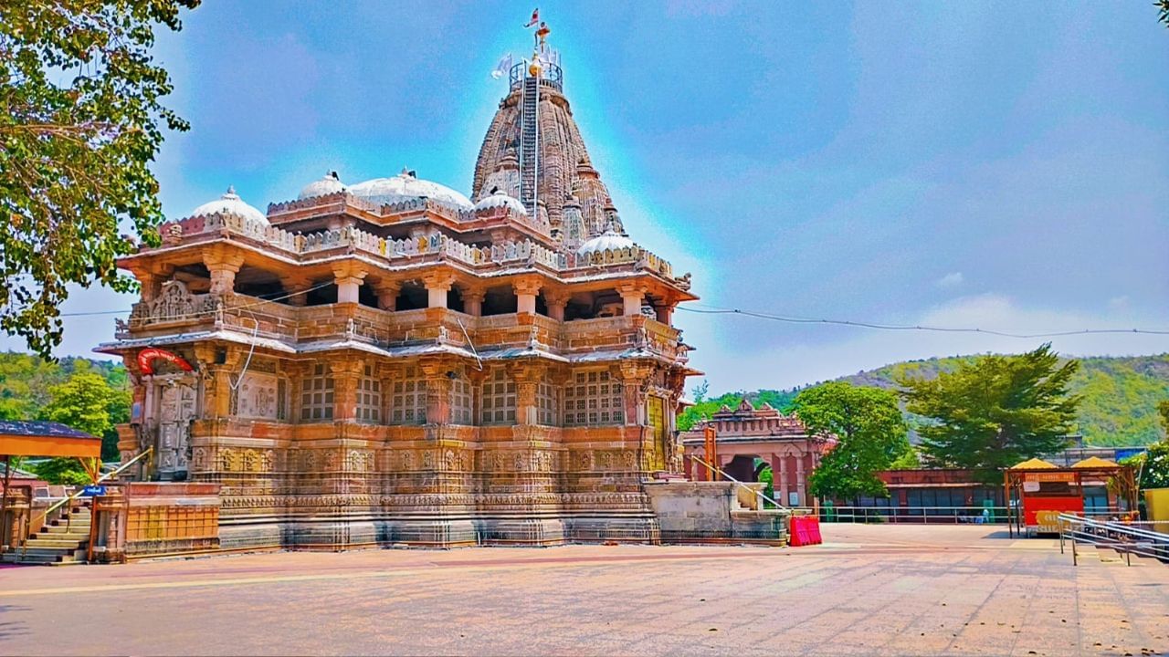 શામળાજીનું મંદિર સોલંકી યુગની મંદિર શૈલીમાં બંધાયું છે. અહીંની નકશીકામ અને શિલ્પકલા અત્યંત સુંદર છે. શામળાજી મંદિર સફેદ રંગના પથ્થરોમાંથી બનાવાયેલું છે અને તેમાં હસ્તીનાં આકારવાળાં સ્તંભો છે, જેમાં શિલ્પકળાની સુંદરતા જોવા મળે છે.