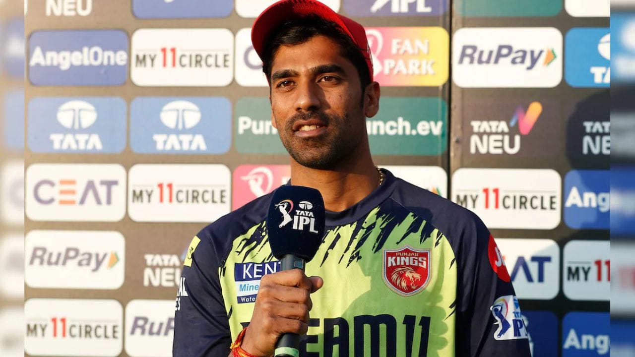 IPL 2024 માટે ખેલાડીઓનું ઓક્શન 19 ડિસેમ્બર 2023ના થયું હતું. તે ઓક્શનમાં એવું બન્યું કે 19 વર્ષના બેટ્સમેનને બદલે પંજાબ કિંગ્સે ભૂલથી છત્તીસગઢના 32 વર્ષના ખેલાડી શશાંક સિંહને ખરીદી લીધો. 