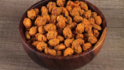 શીંગ ભજીયા બનાવવા માટે શીંગ દાણા, બેસન, ચોખાનો લોટ, કોર્ન ફ્લોર, તેલ, મીઠું, હીંગ, લાલ મરચું, સફેદ મરચું, ગરમ મસાલો, સંચળ, ચાટ મસાલો, સોડા, તેલ સહિતની સામગ્રીની જરુરત પડશે. 