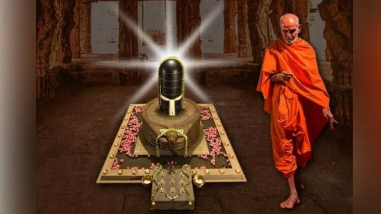 સનાતન શાસ્ત્રો અનુસાર હંમેશા ડાબી બાજુથી ભગવાન શિવની પરિક્રમા કરો. પછી ડાબી બાજુથી શરૂ કરીને જલહરી સુધી જાઓ અને પાછા ફરો અને બીજી બાજુથી પરિક્રમા કરો. આ પછી, વિરુદ્ધ દિશામાં પાછા ફરો અને બીજા છેડે પહોંચીને તમારી પરિક્રમા પૂર્ણ કરો. ઉપરાંત, ભૂલથી પણ જમણી બાજુથી પરિક્રમા શરૂ કરશો નહીં. આને ભગવાન શિવનું અર્ધ પરિક્રમા કહેવામાં આવે છે.