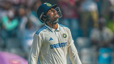 IPL 2025 વચ્ચે એક ખરાબ સમાચાર આવ્યા છે. એવા અહેવાલો છે કે શુભમન ગિલ ઈન્ડિયા-Aમાંથી બહાર થઈ શકે છે. જો શુભમન ગિલ ઈંગ્લેન્ડ સામેની આ મેચમાં નહીં રમે તો ટીમ ઈન્ડિયાને મોટું નુકસાન થઈ શકે છે. 