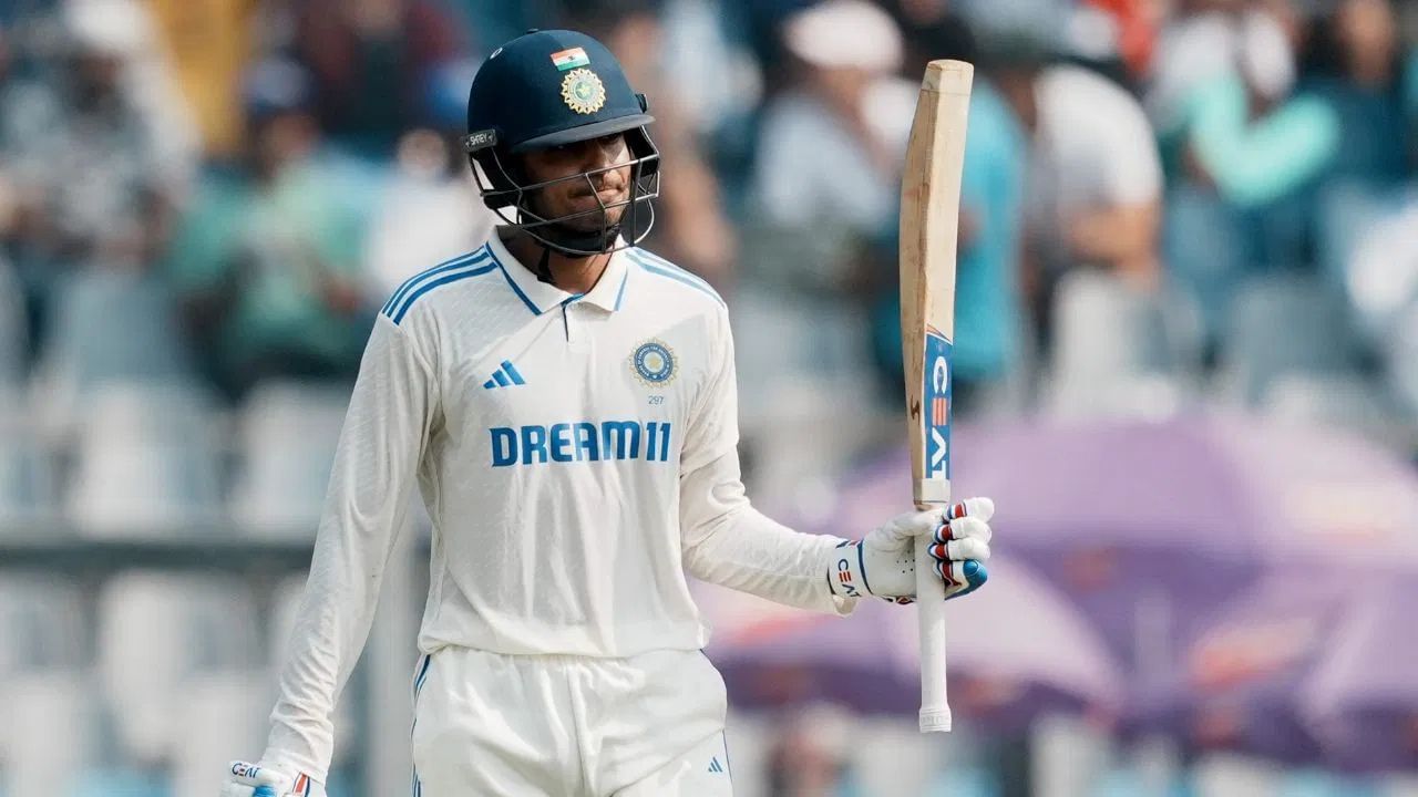 ઈંગ્લેન્ડની પરિસ્થિતિ વિશે વાત કરીએ તો, ગિલનો ત્યાંનો રેકોર્ડ ખૂબ જ ખરાબ રહ્યો છે. શુભમન ગિલ ઈંગ્લેન્ડમાં ફક્ત 3 ટેસ્ટ મેચ રમ્યો છે અને તેના બેટમાંથી ફક્ત 88 રન જ આવ્યા છે. ગિલની બેટિંગ એવરેજ ફક્ત 14.66 છે. આ ખેલાડી ઈંગ્લેન્ડમાં અડધી સદી પણ ફટકારી શક્યો નથી. 