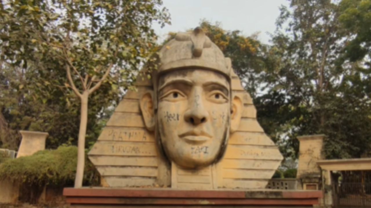 સિગ્નેચર ફાર્મ: શહેરની બહાર આવેલું આ ફાર્મ હાઉસ હવે લોકોમાં ચર્ચાનો વિષય બન્યું છે. રાત્રે અચાનક લાઇટ બંધ થઇ જવી, અજાણ્યાં પડછાયાઓ દેખાવા અને ચારેય બાજુથી શાંત રહેતું આ માહોલ લોકોમાં ડર ઊભો કરે છે. કેટલાક લોકો એવું પણ કહે છે કે, અહીં વિચિત્ર અવાજો સંભળાય છે. આ ફાર્મહાઉસ પ્રવાસીઓનો જીવ અધ્ધર કરી દે છે. અહીં જાતે જ દરવાજો ખૂલી જવો, કોઈની હાજરી વિના કોરિડોરમાંથી દરવાજો ખખડે તેનો અવાજ અને રૂમમાં તો કોઇની પડછાઈ દેખાય છે.