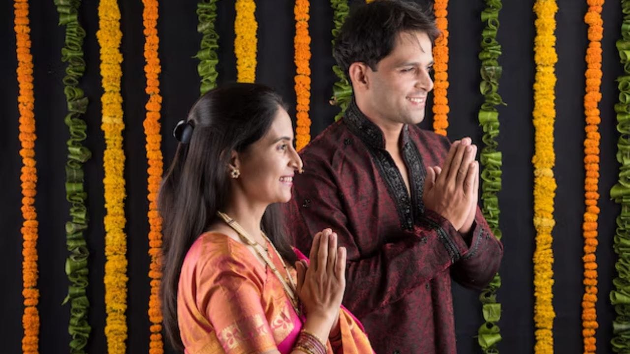 ડાબી બાજુ બેસવું ક્યારે જરૂરી છે?: ગૃહપ્રવેશ, યજ્ઞ-હવન, સત્યનારાયણ કથા, ગ્રહ શાંતિ પૂજા, સંતાન ગોપાલ પૂજા. શ્રાદ્ધ વિધિ સિવાય, લગભગ બધા જ શુભ કાર્યોમાં પત્નીએ પતિની સાથે બેસવું જરુરી માનવામાં આવે છે.
