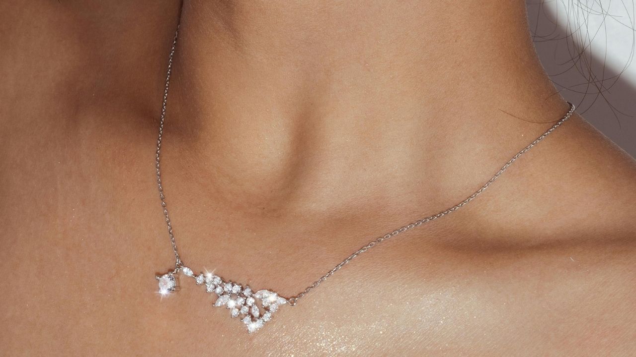 ચાંદીની ચેન પહેરવાથી શરીરનું તાપમાન સંતુલિત રહે છે. તે પાચન અને ત્વચાની સમસ્યાઓ ઘટાડવામાં મદદ કરે છે.