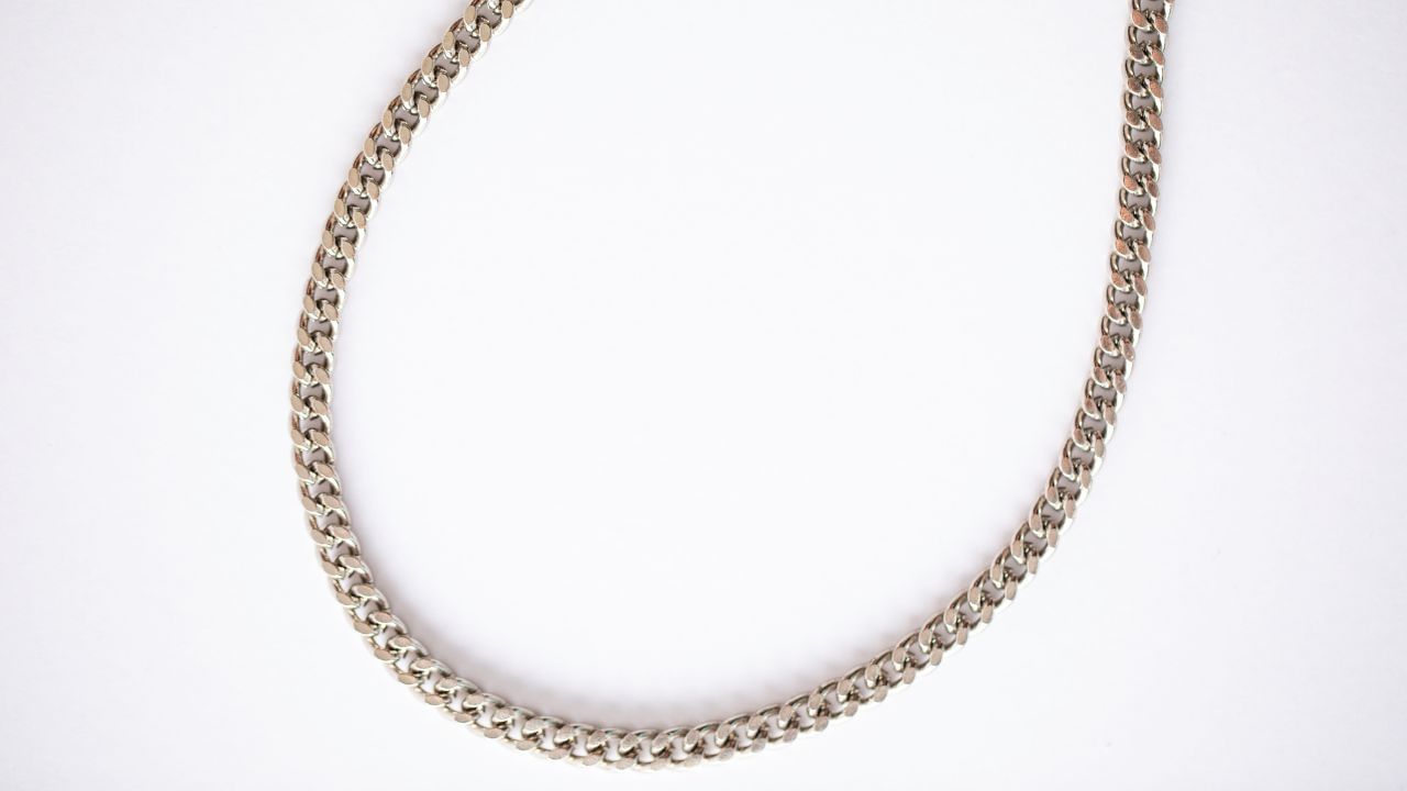 હિન્દુ ધર્મમાં ચાંદીને પવિત્ર માનવામાં આવે છે. ચાંદીની ચેન પહેરવાથી આધ્યાત્મિક ઉર્જા વધે છે અને દૈવી કૃપા મળે છે.