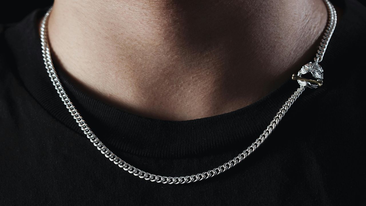 શુક્લ પક્ષમાં ચાંદીની ચેન પહેરવાથી સંપત્તિ અને સમૃદ્ધિ આવે છે. તે નાણાકીય સ્થિરતાને પ્રોત્સાહન આપે છે.