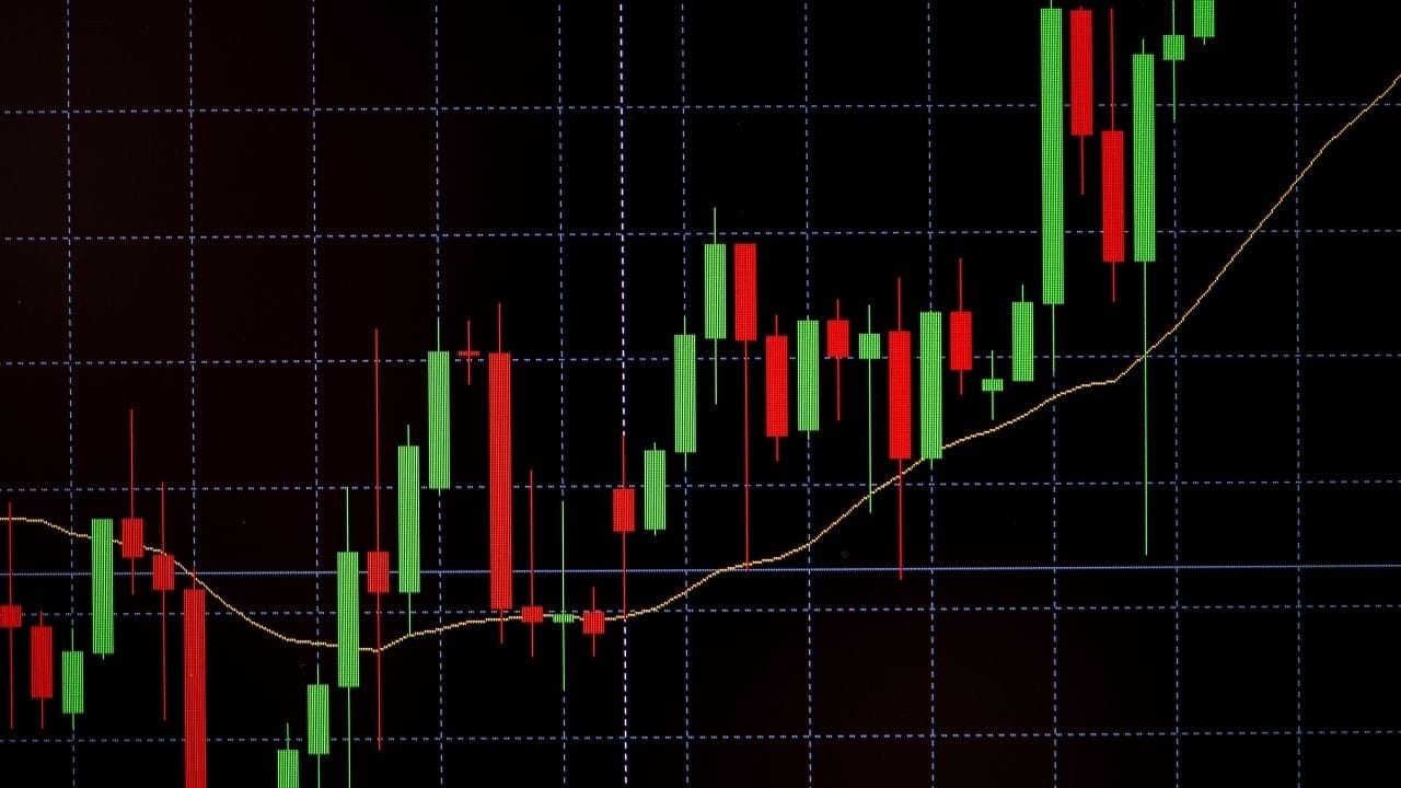 સૌથી સચોટ ટ્રેડિંગ સમય: ક્યારે મળી શકે નફો તેની વાત કરવામાં આવે તો ટ્રેડિંગ દરમ્યાન બે ટાઈમ ફ્રેમ એવા છે જ્યાં બજારની દિશા નક્કી થવાની અને શક્તિશાળી મૂવ મળવાની શક્યતા વધુ છે. સવાર 09:19 થી 10:24 વાગ્યા સુધી: જો બજાર 24,700 અથવા તેના નીચે ખુલશે કે તૂટશે તો આ સમય પુટ ઓપ્શન ખરીદવા માટે શ્રેષ્ઠ રહેશે. બપોરે 01:41 થી 02:46 વાગ્યા સુધી: જો બજાર 24,800ના ઉપર ટકી રહે છે અને ઘટાડો થંભે છે તો કોલ ઓપ્શન દ્વારા બાઉન્સબેકની શક્યતા રહેલી છે.