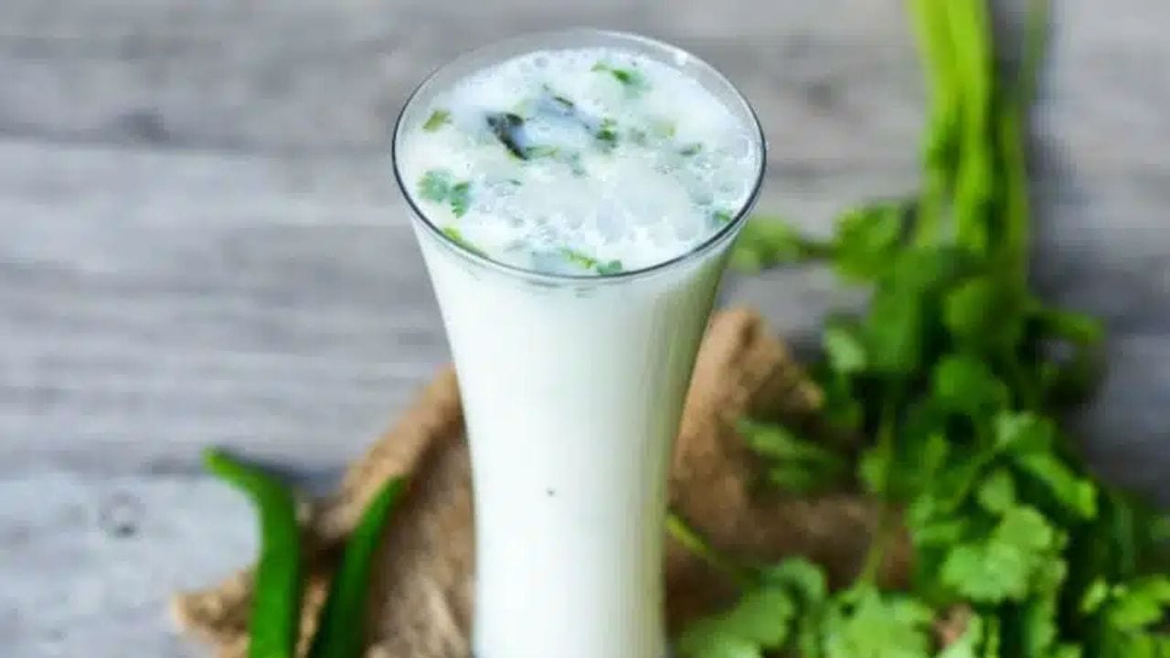 છાશ અથવા લસ્સી: છાશ અને લસ્સી બંને શરીરને ઠંડક આપે છે એટલું જ નહીં પરંતુ પાચનમાં પણ સુધારો કરે છે. તમે તેમાં બ્લેક સોલ્ટ અને અજમા ઉમેરીને તેને સ્વાદિષ્ટ બનાવી શકો છો. તમે તેને બપોરના ભોજન પછી પી શકો છો. પરંતુ તેનું સેવન મર્યાદિત માત્રામાં જ કરવું જોઈએ.
