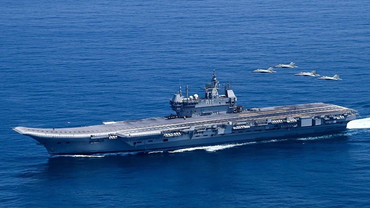 INS વિક્રાંત: ભારતના INS વિક્રાંતે સમુદ્રમાં પોતાની તાકાત બતાવી. પહેલગામ આતંકવાદી હુમલા બાદ પાકિસ્તાન સાથે વધી રહેલા તણાવ વચ્ચે ભારતીય નૌકાદળે અરબી સમુદ્રમાં INS વિક્રાંત તૈનાત કરી દીધું છે. આ નૌકાદળના સ્ટ્રાઈક જહાજને કારવાર કિનારા નજીક તૈનાત કરવામાં આવ્યું હતું. તેના સ્ટ્રાઈક ગ્રુપમાં એરક્રાફ્ટ કેરિયર, ડિસ્ટ્રોયર, ફ્રિગેટ્સ, એન્ટી-સબમરીન યુદ્ધ જહાજો અને અન્ય સપોર્ટ જહાજોનો સમાવેશ થાય છે. ઉદાહરણ તરીકે ભારતની ત્રણેય સેનાઓએ સાથે મળીને પહેલા પાકિસ્તાનમાં આતંકવાદી ઠેકાણાઓનો નાશ કર્યો અને ત્યારબાદ એવું લાગે છે કે પાકિસ્તાને યુદ્ધનો નિર્ણય લીધો છે. જેનો સેનાઓ યોગ્ય જવાબ આપી રહી છે.