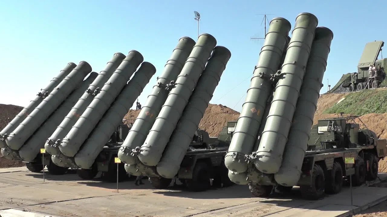 S400: ભારત-પાકિસ્તાન સરહદ પર S-400 એ પાકિસ્તાનના ઇરાદાઓને નિષ્ફળ બનાવ્યા છે. ગુરુવારે પાકિસ્તાને જમ્મુમાં એરસ્ટ્રીપ પર રોકેટ છોડ્યા હતા. જો કે ભારતીય સેનાની સતર્કતા અને તેની શક્તિશાળી હવાઈ સંરક્ષણ પ્રણાલીએ આ હુમલાને સંપૂર્ણપણે નિષ્ફળ બનાવ્યો. ભારતીય સેનાની આધુનિક S-400 મિસાઇલ ડિફેન્સ સિસ્ટમે તાત્કાલિક કાર્યવાહી કરી અને પાકિસ્તાન દ્વારા છોડવામાં આવેલી 8 મિસાઇલોને હવામાં જ નષ્ટ કરી દીધી. સેનાના સૂત્રોના જણાવ્યા અનુસાર આ મિસાઇલોનું લક્ષ્ય જમ્મુ એરસ્ટ્રિપ હતું, પરંતુ સમયસર જવાબી કાર્યવાહીને કારણે મોટું નુકસાન ટળી ગયું.