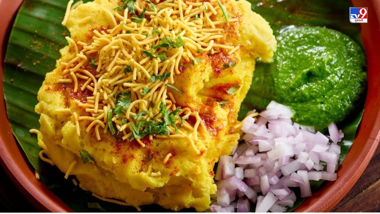 સુરતી લોચો સુરતમાં જ નહીં ગુજરાતભરમાં ખૂબ જ પ્રખ્યાત છે.  લોચો ઘરે બનાવવો ખૂબ જ સરળ છે. 