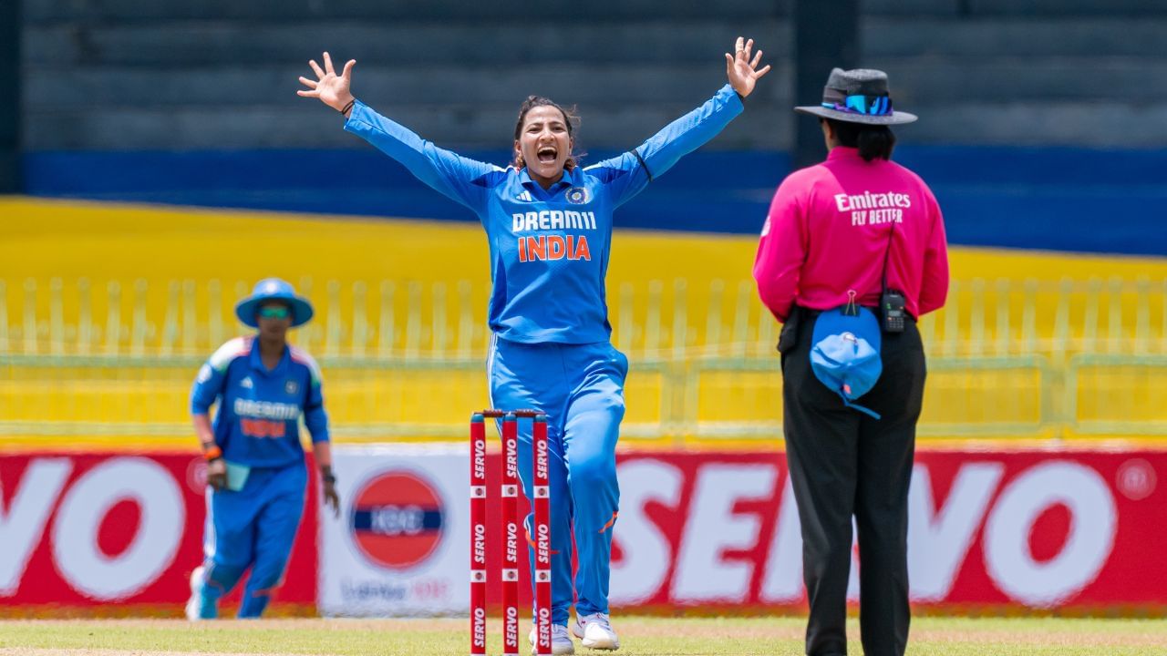 343 રનના લક્ષ્યાંકનો પીછો કરતા શ્રીલંકા 48.2 ઓવરમાં 245 રનમાં ઓલઆઉટ થઈ ગયું. ભારત તરફથી સૌથી સફળ બોલર સ્નેહા રાણા હતી. સ્નેહા રાણાએ 9.2 ઓવરમાં 38 રન આપીને 4 વિકેટ ઝડપી હતી. જ્યારે અમનજોત કૌરે 3 વિકેટ અને શ્રી ચારણીએ 1 વિકેટ લીધી હતી. (All Photo Credit : X / BCCI)