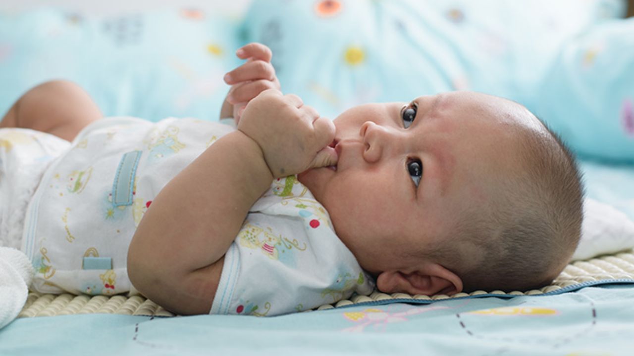 રોગપ્રતિકારક શક્તિ વિકસે છે: કેટલાક સંશોધનો અનુસાર બાળકોના મોંમાં આંગળીઓ નાખવાથી તેમની રોગપ્રતિકારક શક્તિ માટે મદદરૂપ થઈ શકે છે. કારણ કે શરીર હળવા બેક્ટેરિયાનો સામનો કરવાનું શીખે છે.