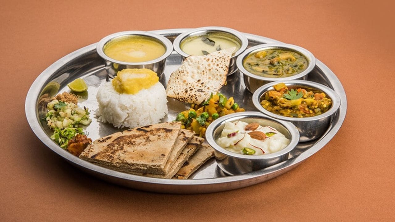 જે લોકો થાળીમાં હાથ ધોઈને માતા અન્નપૂર્ણાનું અપમાન કરે છે. તેમના પર ભગવાનની કૃપા થતી નથી. તેમજ ઘરમાં નકારાત્મક ઊર્જા આવે છે.