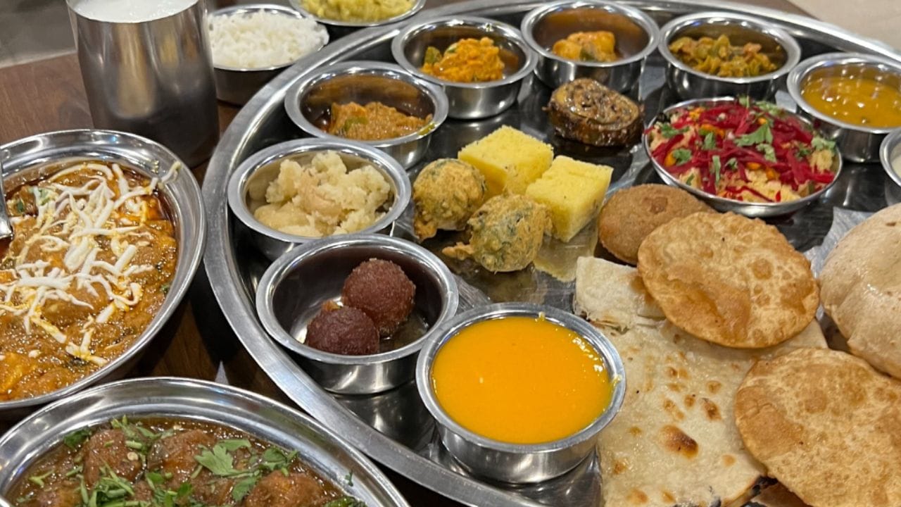 તેમજ જમ્યા પછી થાળીમાં હાથ ધોવાથી તે વ્યક્તિના સ્વાસ્થ્ય પર અસર થાય છે. (ડિસ્ક્લેમર : ઉપરોક્ત આપેલી જાણકારી વાસ્તુશાસ્ત્ર અને જ્યોતિષ શાસ્ત્રમાં આપેલી માહિતીના આધારે લેવામાં આવી છે. TV9 ગુજરાતી તેની પુષ્ટી કરતું નથી.)