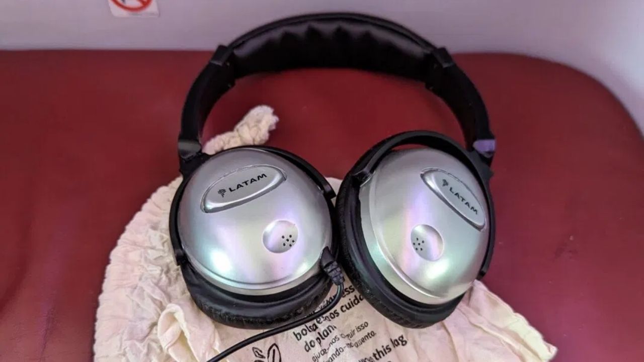 વિમાનમાં ઉપલબ્ધ હેડફોન સામાન્ય રીતે સસ્તા અને સરળ હોય છે. પરંતુ એરલાઇન્સ તેમને રિસાયકલ કરતી નથી, તેથી તમે તેમને ઘરે લઈ જઈ શકો છો.
