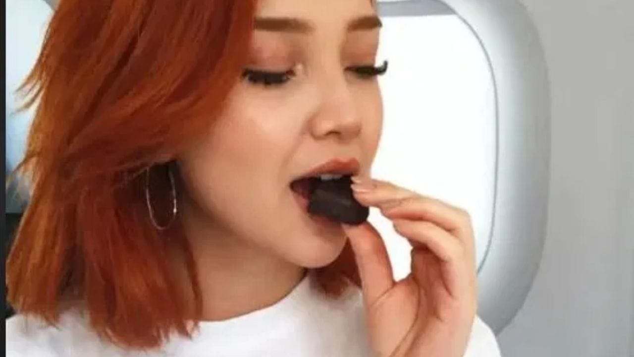 જો વિમાનમાં કોઈ બિસ્કિટ, સૂકા ફળો કે ચોકલેટ બાકી હોય, તો તમે તેને સાથે લઈ જઈ શકો છો. આ તમારી ટિકિટનો એક ભાગ છે. કોઈ તેને રોકી શકશે નહીં.
