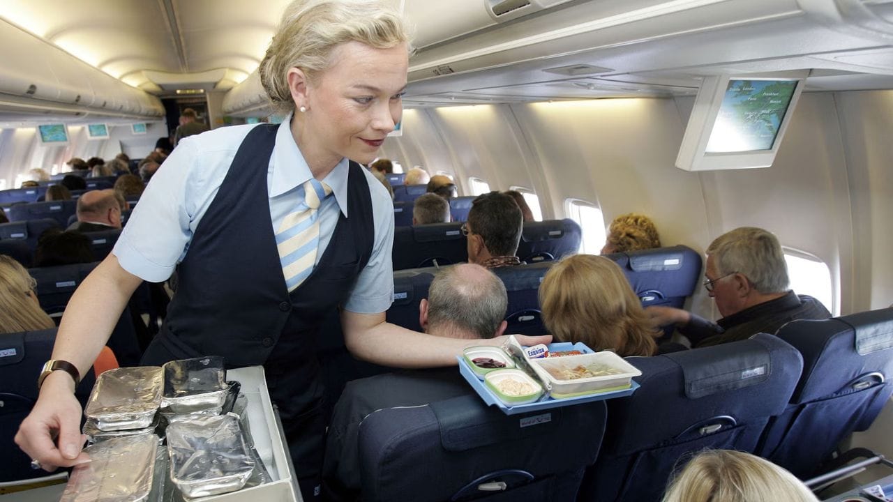 પ્લેનમાં મુસાફરી દરમિયાન તમને કેટલીક વસ્તુઓ આપવામાં આવે છે. આ વસ્તુઓની ખાસ વાત એ છે કે તમે કોઈ પણ પ્રતિબંધ વિના તેને પોતાની લાખે લઇ જઇ શકો છો. 
