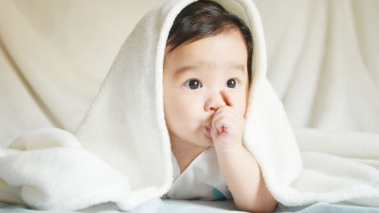 મોં અને હાથની સંકલન કુશળતા વધે છે: નવજાત શિશુઓની આ આદત બાળકોને તેમના શરીર નિયંત્રણ અને હલનચલનને સમજવામાં પણ મદદ કરે છે. મોં અને હાથનું સંકલન સુધરે છે. તેથી તેમને આંગળીઓ ચૂસતા અટકાવશો નહીં.